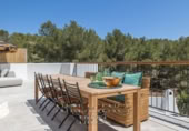 Отдельно стоящий дом с участком на продажу в городе Santa Eulària des Riu. Фото