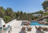 Отдельно стоящий дом с участком на продажу в городе Santa Eulària des Riu. Фото