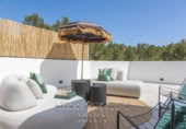 Отдельно стоящий дом с участком на продажу в городе Santa Eulària des Riu. Фото