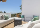 Отдельно стоящий дом с участком на продажу в городе Santa Eulària des Riu. Фото