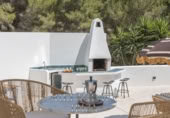 Отдельно стоящий дом с участком на продажу в городе Santa Eulària des Riu. Фото
