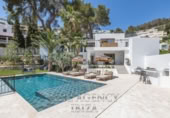 Отдельно стоящий дом с участком на продажу в городе Santa Eulària des Riu. Фото