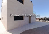 Chalet independiente con terreno en alquiler en la España, Barcelona, ref: TR292234 foto