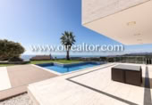 Chalet independiente con terreno en alquiler en la España, Barcelona, ref: TR292234 foto