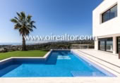 Chalet independiente con terreno en alquiler en la España, Barcelona, ref: TR292234 foto