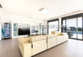 Chalet independiente con terreno en alquiler en la España, Barcelona, ref: TR292234 foto
