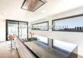 Chalet independiente con terreno en alquiler en la España, Barcelona, ref: TR292234 foto
