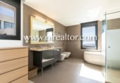Chalet independiente con terreno en alquiler en la España, Barcelona, ref: TR292234 foto