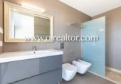 Chalet independiente con terreno en alquiler en la España, Barcelona, ref: TR292234 foto