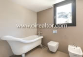 Chalet independiente con terreno en alquiler en la España, Barcelona, ref: TR292234 foto