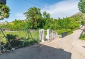 Отдельно стоящий дом с участком на продажу в городе Loja Фото