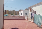 Отдельно стоящий дом с участком на продажу в городе Альхесирас Фото