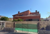 Отдельно стоящий дом с участком на продажу в городе Estadilla Фото
