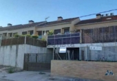 Отдельно стоящий дом с участком на продажу в городе Novés Фото