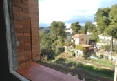 Отдельно стоящий дом с участком на продажу в городе Castellar del Vallès Фото