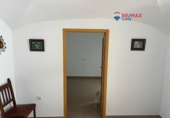 Отдельно стоящий дом с участком на продажу в городе Бадахос Фото