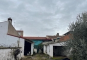 Отдельно стоящий дом с участком на продажу в городе Бадахос Фото