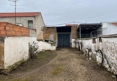 Отдельно стоящий дом с участком на продажу в городе Бадахос Фото