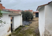 Отдельно стоящий дом с участком на продажу в городе Бадахос Фото