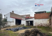 Отдельно стоящий дом с участком на продажу в городе Бадахос Фото