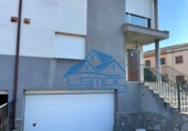 Отдельно стоящий дом с участком на продажу в городе Sariegos del Bernesga Фото