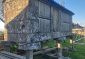 Отдельно стоящий дом с участком на продажу в городе As Covas Фото