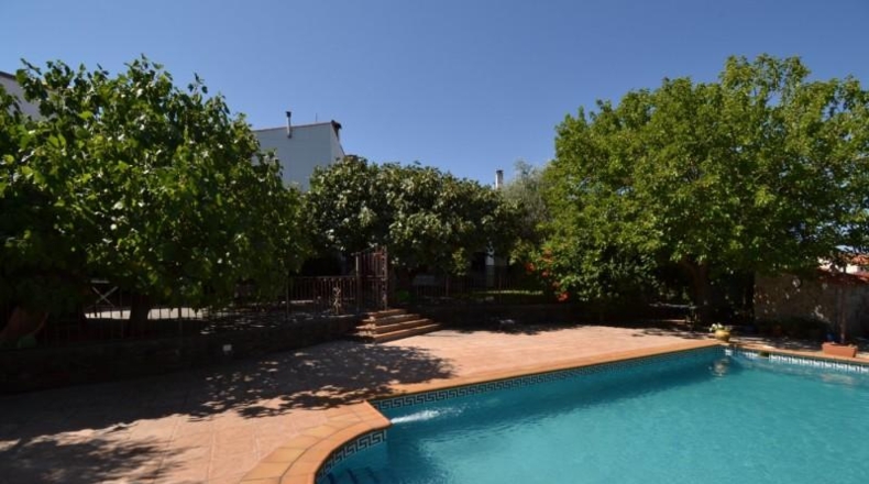 Cáceres - Malpartida de Plasencia - 820m2