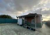 Отдельно стоящий дом с участком на продажу в городе Дос-Эрманас Фото