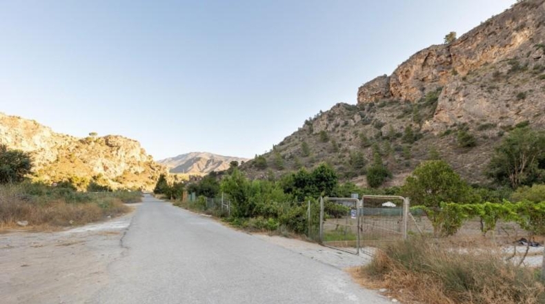 Granada - Vélez de Benaudalla - 8689m2
