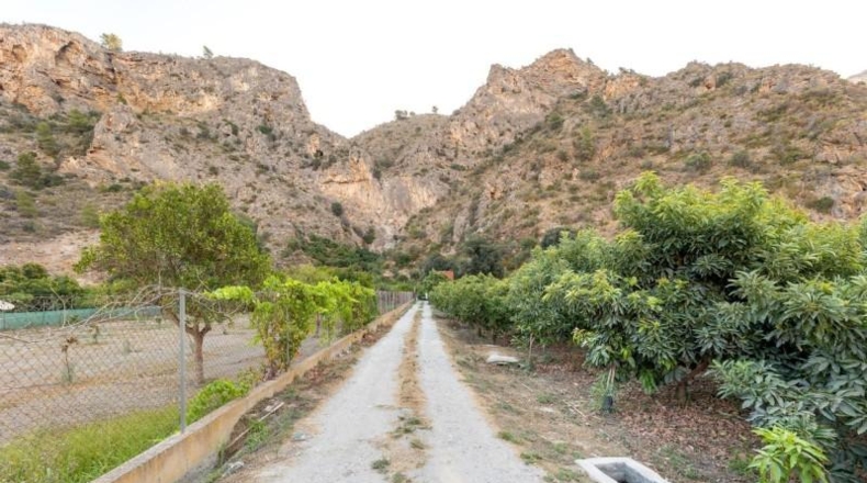 Granada - Vélez de Benaudalla - 8689m2