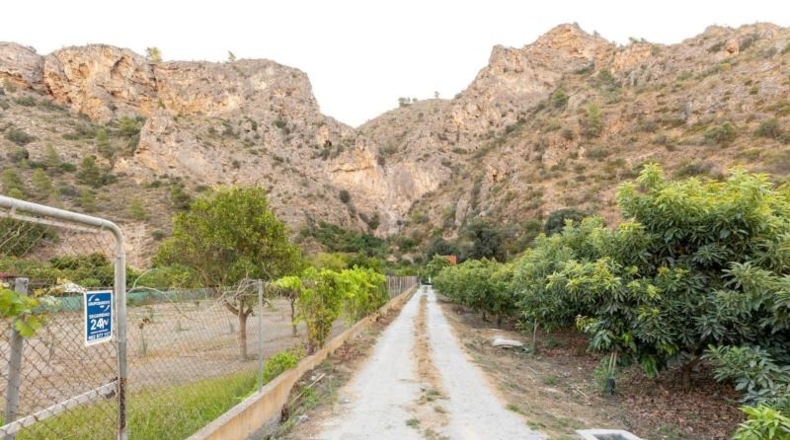 Granada - Vélez de Benaudalla - 8689m2