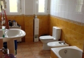 Отдельно стоящий дом с участком на продажу в городе San Román de Bembibre Фото