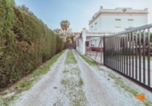 Отдельно стоящий дом с участком на продажу в городе Tortosa Фото