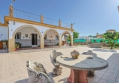 Отдельно стоящий дом с участком на продажу в городе Alcalá de Guadaíra Фото