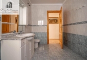 Дом с участком на продажу в городе Guadix Фото