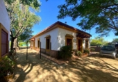 Отдельно стоящий дом с участком на продажу в городе Alcalá de Guadaíra Фото