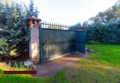 Отдельно стоящий дом с участком на продажу в городе Бадахос Фото