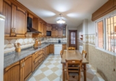 Дом с участком на продажу в городе Ambroz Фото