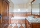 Дом с участком на продажу в городе Ambroz Фото