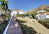 Отдельно стоящий дом с участком на продажу в городе Benalmádena Фото