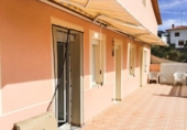 Отдельно стоящий дом с участком на продажу в городе Castellet Фото