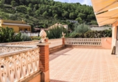 Отдельно стоящий дом с участком на продажу в городе Castellet Фото