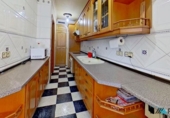 Отдельно стоящий дом с участком на продажу в городе Парла Фото