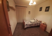Отдельно стоящий дом с участком на продажу в городе Monóvar Фото