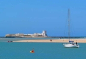 Отдельно стоящий дом с участком на продажу в городе Chiclana de la Frontera Фото