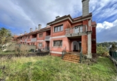 Отдельно стоящий дом с участком на продажу в городе Vilagarcía Фото