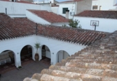 Отдельно стоящий дом с участком на продажу в городе Solana de los Barros Фото