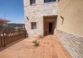 Отдельно стоящий дом с участком на продажу в городе Castellar del Vallès Фото