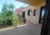 Отдельно стоящий дом с участком на продажу в городе Castellar del Vallès Фото