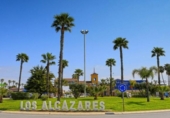 Отдельно стоящий дом с участком на продажу в городе Los Alcázares Фото